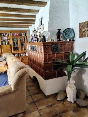 Dominanter Kachelofen im Wohnzimmer