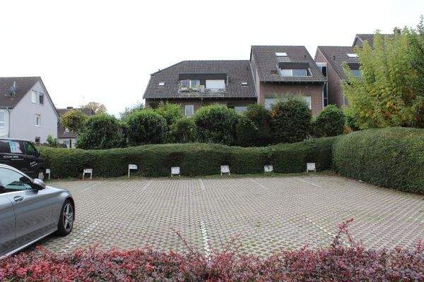 Rückfront des Hauses und PKW-Stellplätze