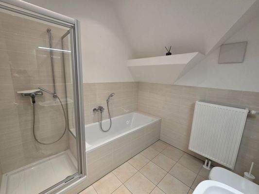 Modernes Bad mit Wanne