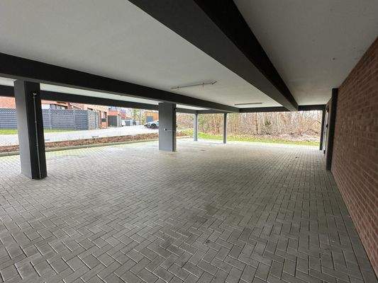 überdachter Parkplatz.jpg