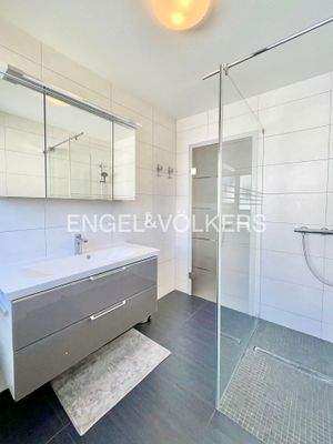 EG: modernes Badezimmer mit bodentiefer Dusche