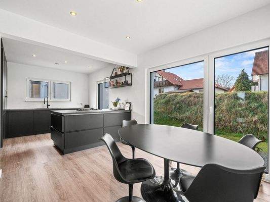 Essbereich mit Ausgang in den Garten
