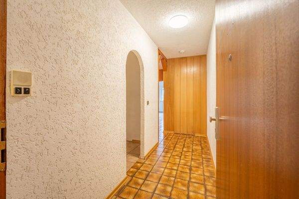 Flur mit Eingang zur Abstellkammer 