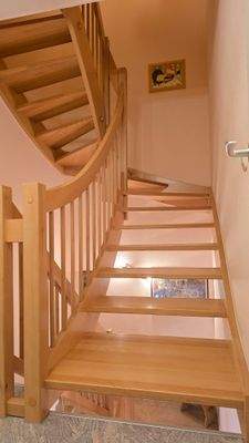 Schöne Holztreppe zum DG