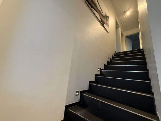 Treppe zum Obergeschoss mit schönen Spots