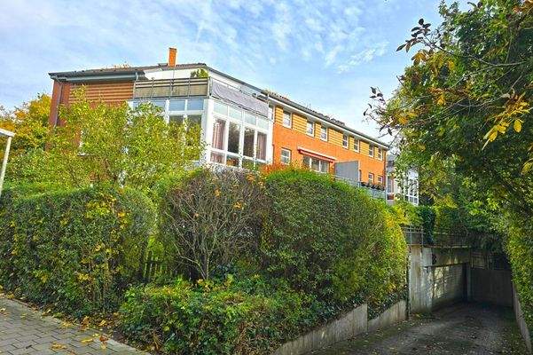 Hausansicht mit Tiefgaragenzufahrt