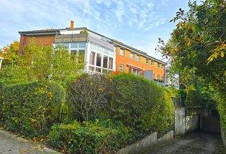 Hausansicht mit Tiefgaragenzufahrt