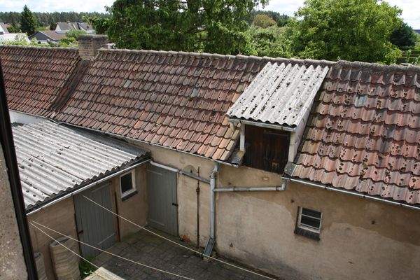 Nebengebäude und Innenhof!