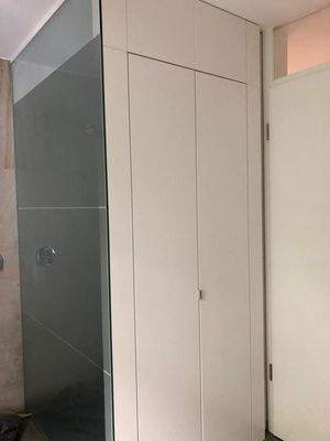 Schrank für Waschmaschine und Trockner im Bad