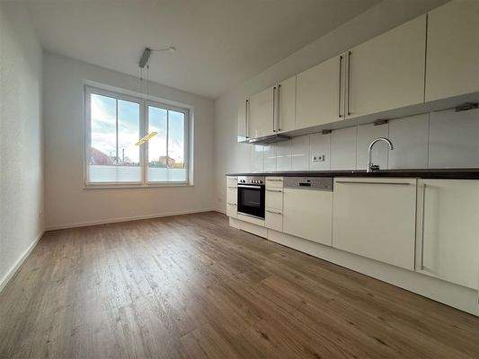 Küche mit Einbauküche und Essbereich