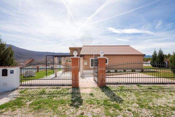 Das Haus befindet sich in malerischer Lage