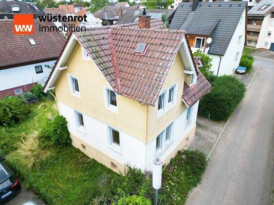 Aus der Vogelperspektive zeigt sich ein Stück Geborgenheit – ein Ort, der seine Bewohner beschützt und umarmt