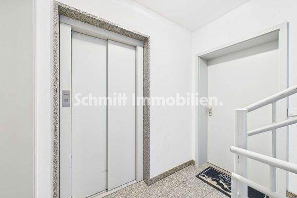 Treppenhaus und Aufzug