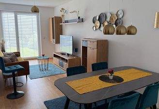 Wohnzimmer mit Esstisch