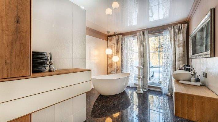Exklusives Tageslichtbadezimmer im Erdgeschoss
