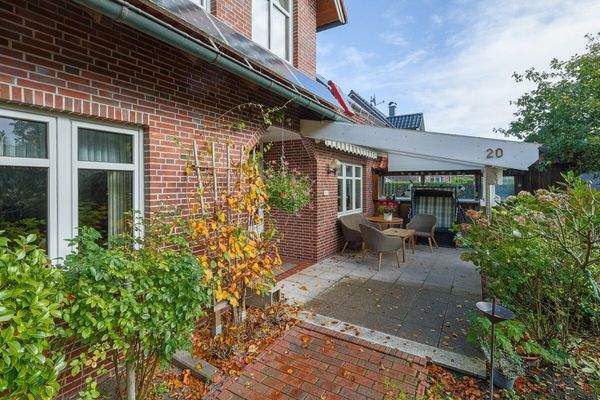 Der Blick aus dem Garten auf das Haus