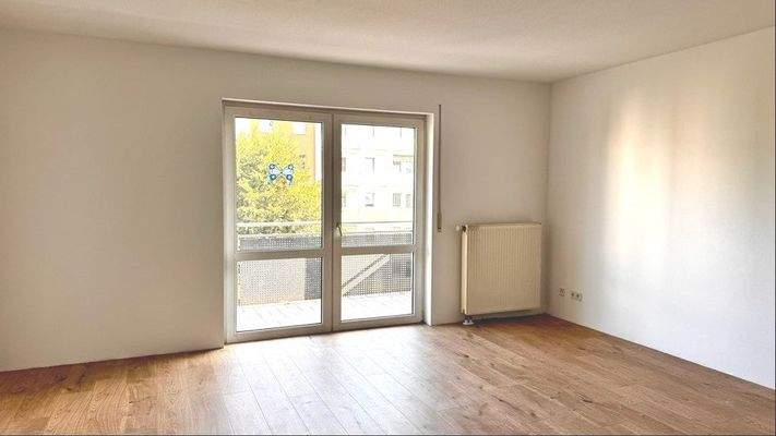 Wohnzimmer mit Balkon