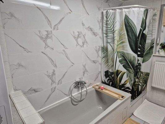 ... mit Wanne und Dusche