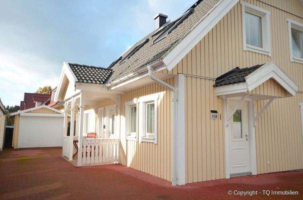 Haupteingang mit Holz-Veranda