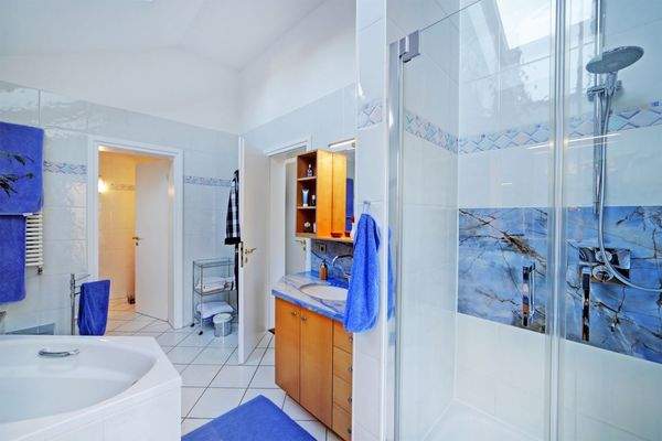 Ensuite-Badezimmer im DG 