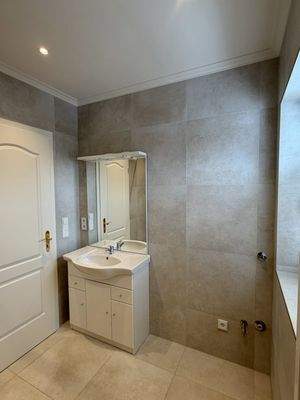 Waschtisch und Waschmaschinenanschluss