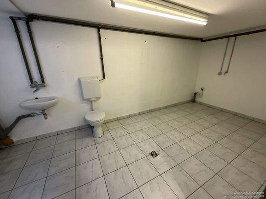 Waschraum mit WC und Waschbecken