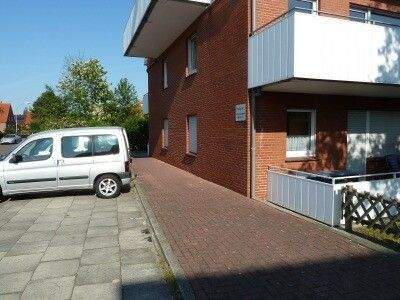 PKW-Stellplätze vor dem Haus