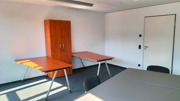 Arbeitsplatz mit abschliebarem Schrank