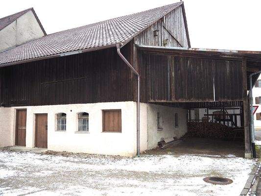 Die Stallungen u. der Carport