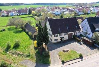 Wohnhaus und Hofeinfahrt