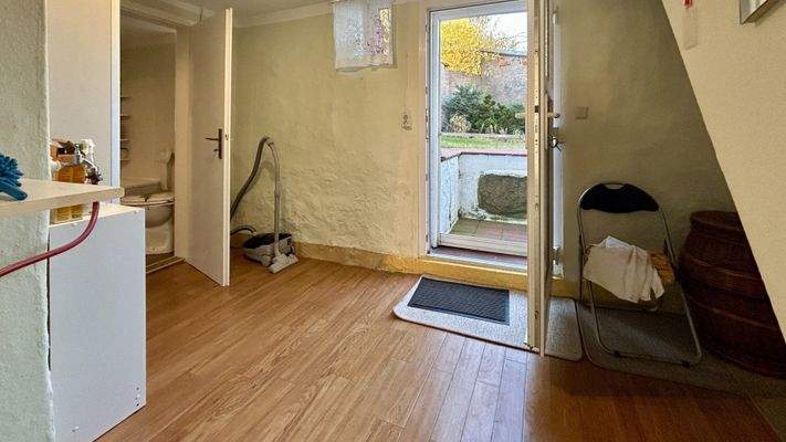 Zugang Hinterhof und Badezimmer