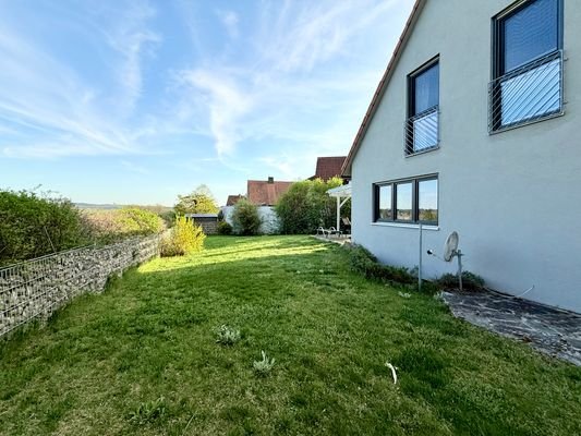 Hausansicht mit unverbautem Blick 