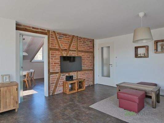 Blick zu Küche und TV