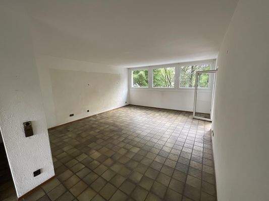 Wohnzimmer mit Ausgang zum Balkon