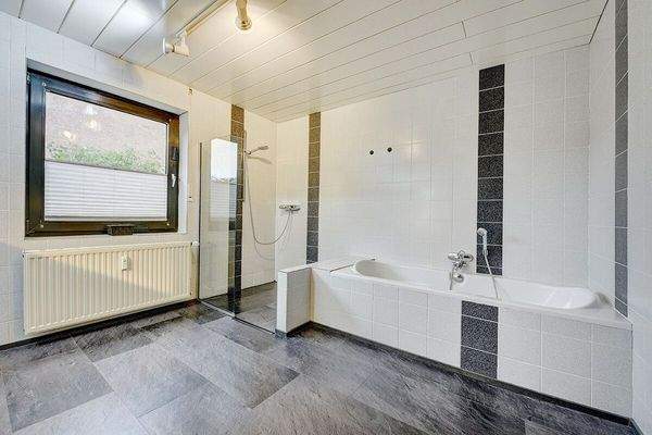 Wannen- und Duschbad EG