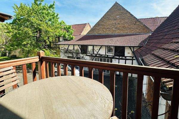 sonniger Balkon mit Blick über das Grundstück