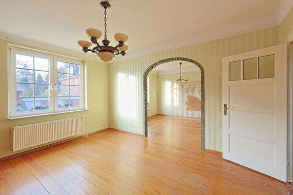 Verbundene Wohnräume im Erdgeschoss mit eleganter Hohlkehle