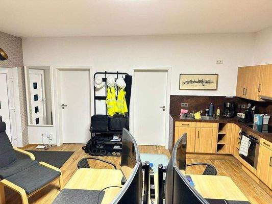 Büroeinheit mit offener Einbauküche