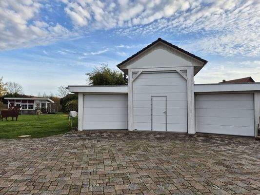 Hauptgarage mit drei Stellplätzen