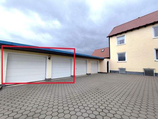 Ansicht Innenhof mit Garagen