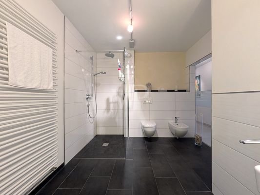 Badezimmer mit Dusche