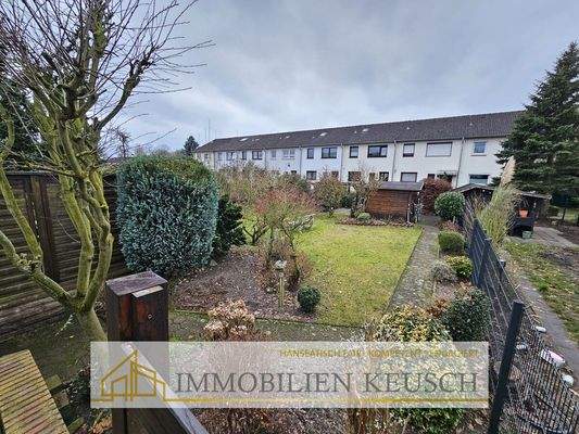 Gepflegter Garten mit Gartenhaus