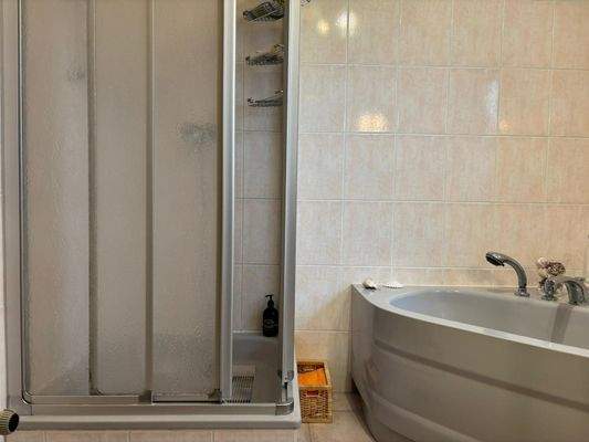 Bad  mit Wanne & Dusche - EG