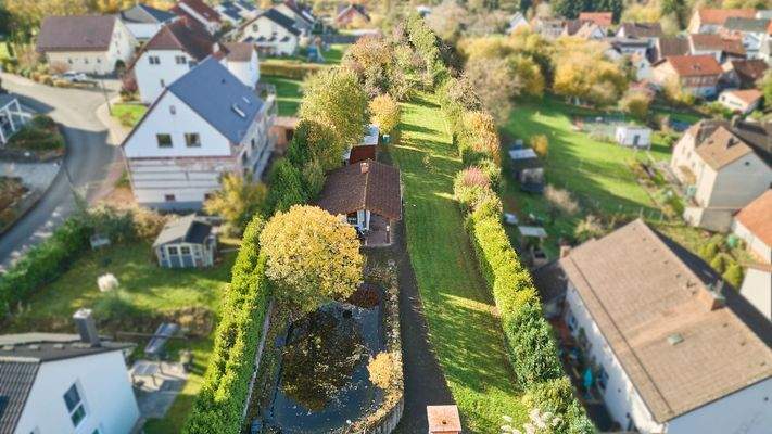 Garten mit Teich und Gartenhaus
