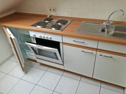 mit Kühlschrank und E-Herd