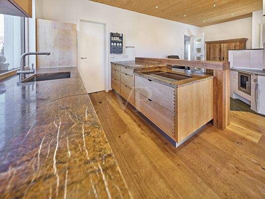 Küche mit Naturstein-Arbeitsplatte