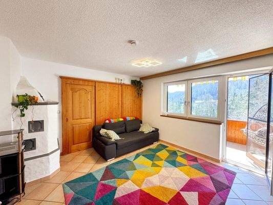 Wohnzimmer mit Kachelofen