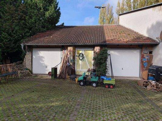 Ansicht Nebengebäude 2 mit 2 Garagen u. 1 Abstellr