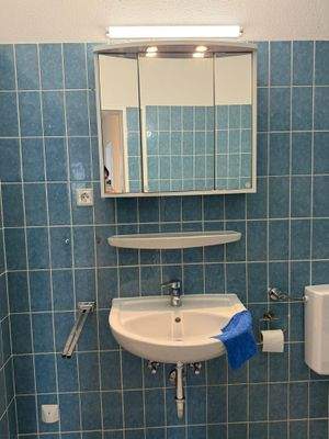 Badezimmer mit Waschtisch