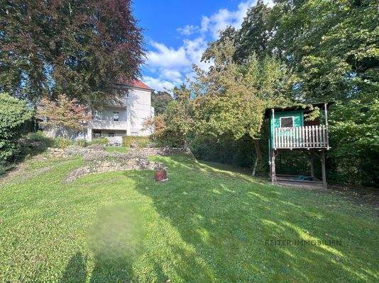 Großer, gemeinschaftlich genutzter Garten mit privater Terrasse